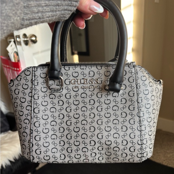 Guess Bag - Picture 1 of 7